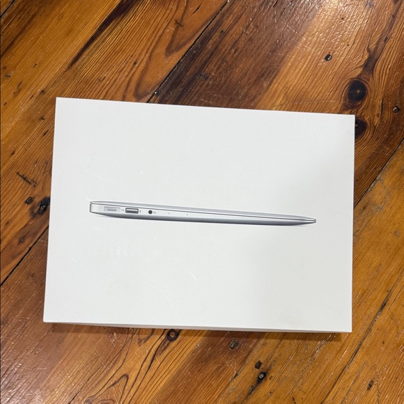 Apple MacBook Air in Sleek Silver 13 inch Box only - Picture 1 of 7